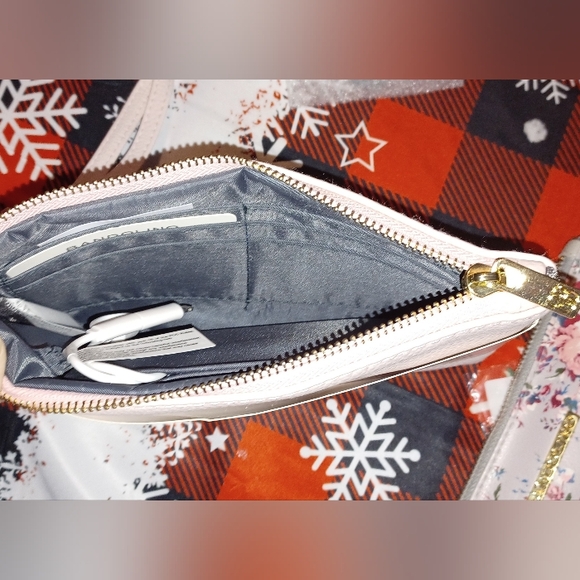 Bandolino Charging Wristlet - light pink only - Picture 7 of 8